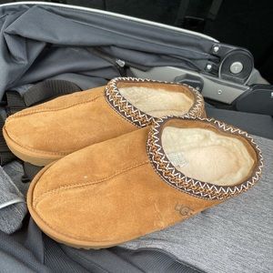 UGG SLIPPERS/HOUSE SHOES
